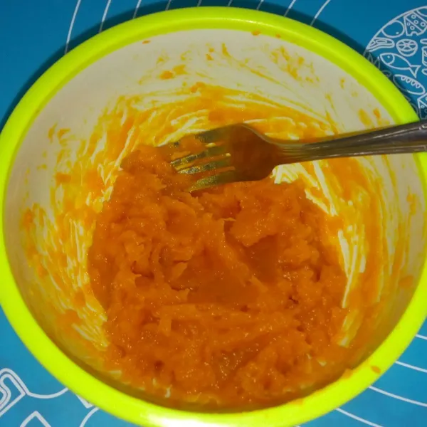 Kukus labu kuning kemudian haluskan