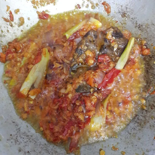 Tumis bahan sambal dengan serai, daun salam, daun jeruk dan juga kayu manis
