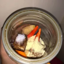 Siapkan bahan bumbu halus, tambahkan secukupnya air, lalu blender hingga halus