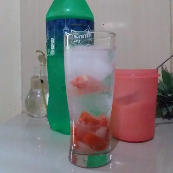 Tuang air soda soda ke dalam gelas saji