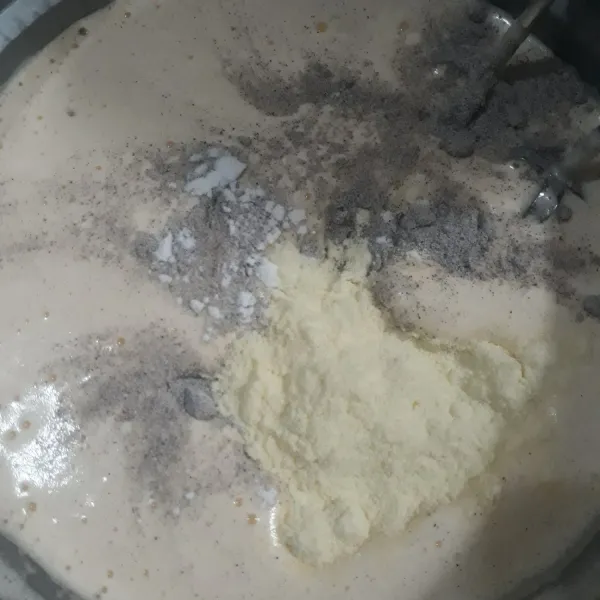 Setelah kental, masukkan campuran tepung ketan hitam, susu bubuk dan garam sedikit-sedikit sambil di mixer dengan kecepatan rendah sampai tercampur rata.