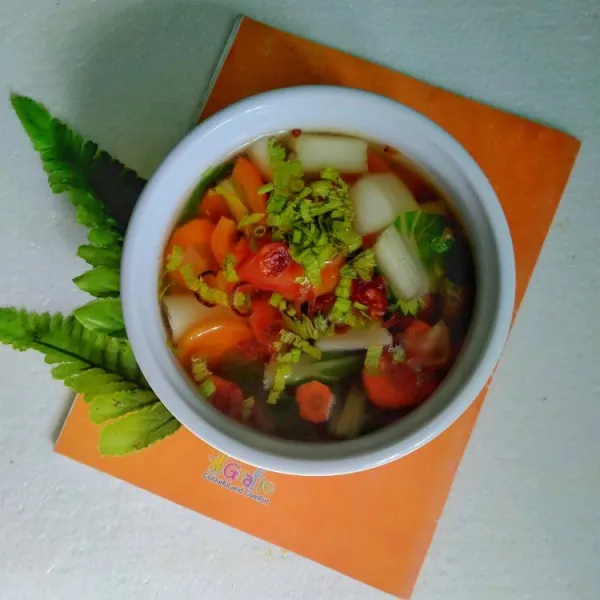 Siap disajikan dengan irisan daun seledri dan bawang goreng