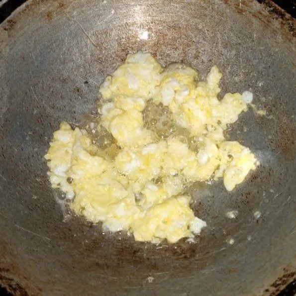 Buat orak-arik telur dengan sedikit minyak.