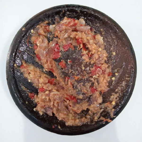 Ulek bumbu sampai halus.