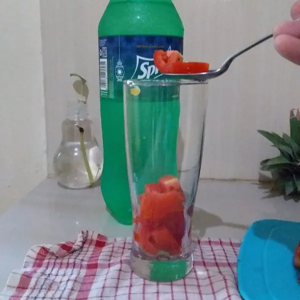 Cuci tomat kemudian potong dadu. Masukkan ke dalam gelas saji.