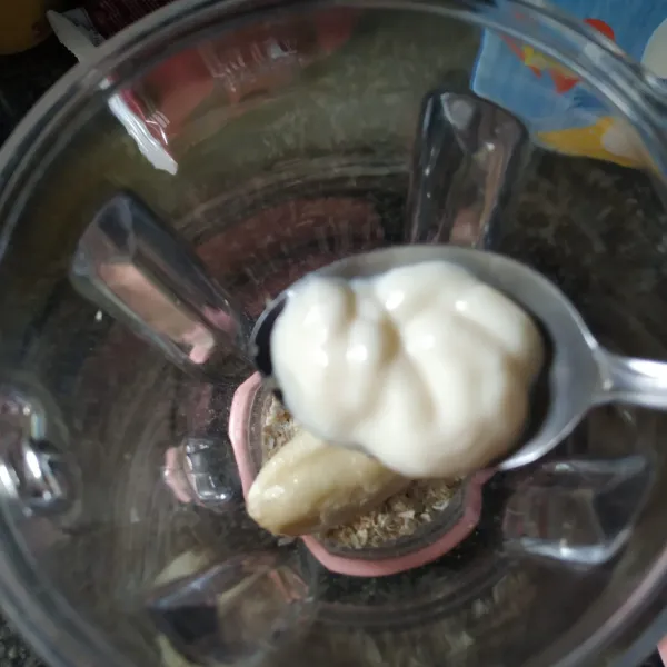 Tambahkan yogurt.
