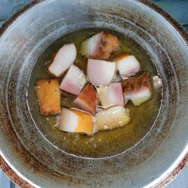 Potong-potong ikan pari. Kemudian goreng sampai matang. Angkat dan tiriskan.
