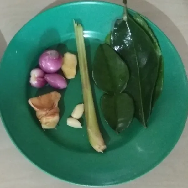 Haluskan/ ulek/ blender bawang merah, bawang putih, lengkuas, jahe, serai, salam dan daun jeruk (saya blender salam, daun jeruk dan serai agar lebih berasa aromanya).