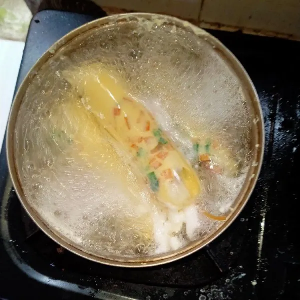 Rebus sosis telur ke dalam air yang sudah mendidih.