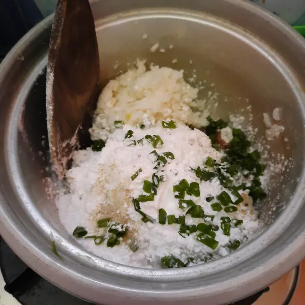 Campur nasi dengan semua bahan kering.