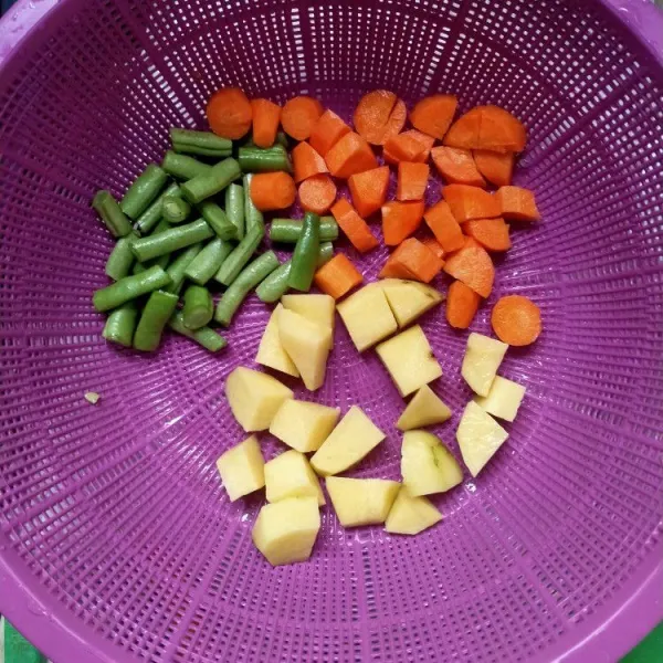 Cuci bersih kentang, wortel dan buncis. Potong kecil-kecil. Masukkan pada panci (air yang mendidih) lalu masukkan juga makaroni.