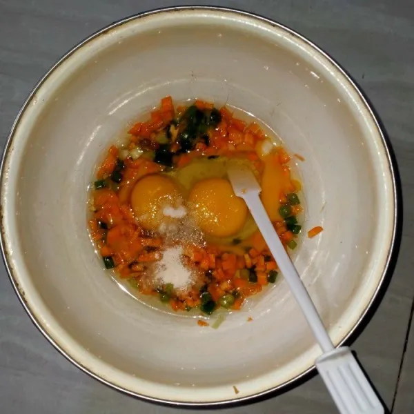 Masukkan wortel, daun bawang, telur, penyedap rasa dan garam. Aduk rata.