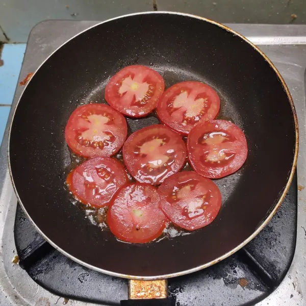 Siapkan teflon, tata tomat, beri minyak goreng secukupnya, tunggu minyak agak hangat.