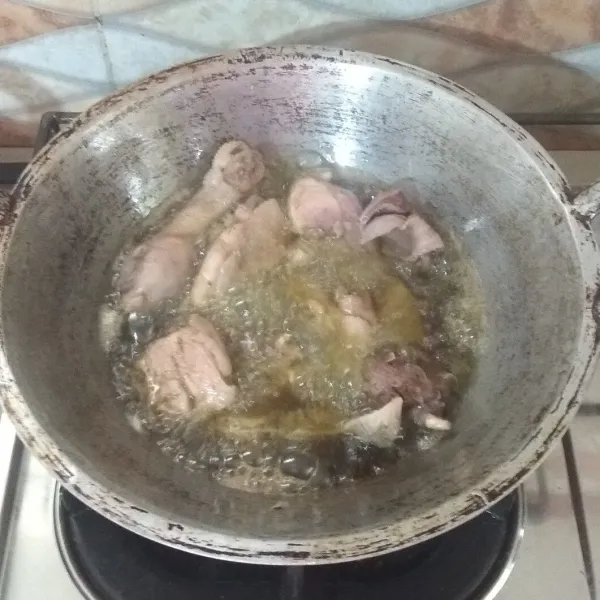 Panaskan minyak, goreng ayam hingga matang/ permukaannya kecoklatan. Angkat dan tiriskan.