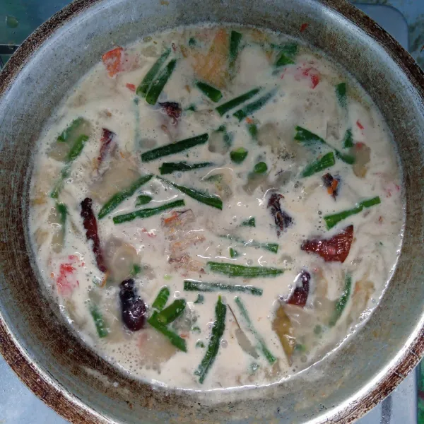 Masukkan ikan pari dan santan. Aduk rata. Masak sampai mendidih dan bumbu meresap. Icip rasa. Angkat dan sajikan.