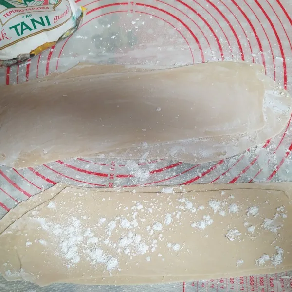 Jika sudah halus, taburi tiap adonan dengan tepung tapioka di kedua sisinya supaya nanti saat digiling jadi mie tidak lengket.