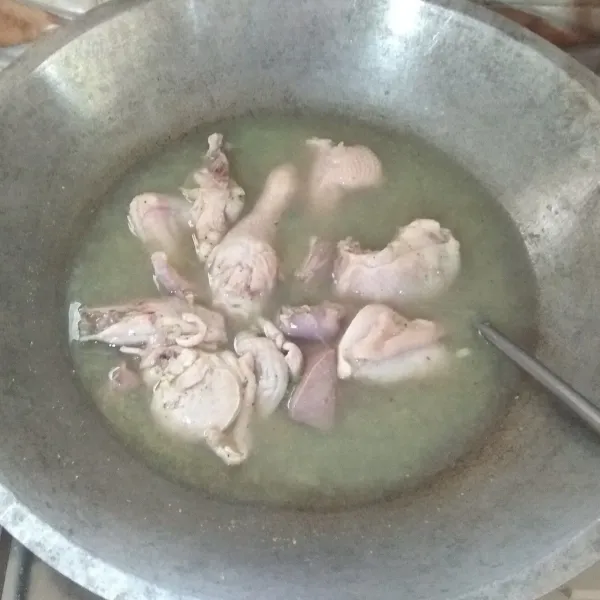 Setelah airnya mendidih, masukkan ayamnya. Aduk-aduk ayamnya hingga berubah warna. Masukkan gula pasir, kaldu ayam bubuk dan garam.