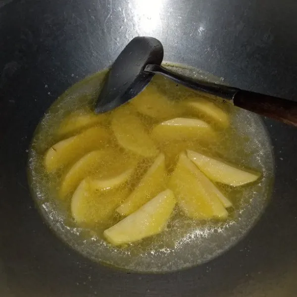 Masukkan air dan kentang. Rebus hingga kentang empuk.