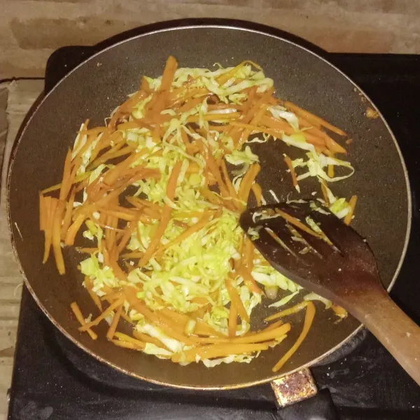 Tumis bawang putih dan bawang merah hingga harum. Masukan wortel dan kol. Aduk rata selama 10 menit. Tambahkan garam, gula dan merica. Angkat dan sisihkan.