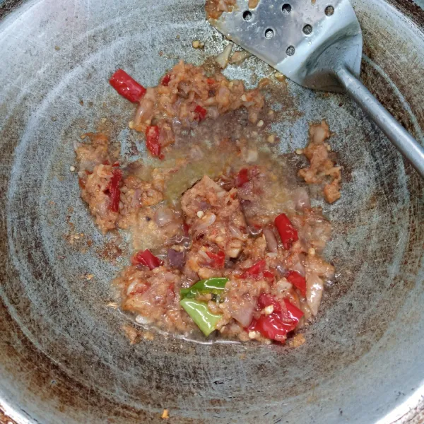 Kemudian tumis bersama lengkuas dan daun salam sampai harum dan layu.