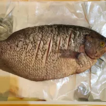 Lumuri ikan dengan jeruk nipis