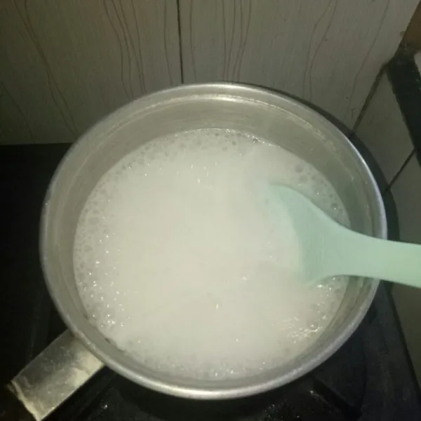 Lapisan putih : siapkan panci, masukkan gula pasir, bubuk agar, susu, santan bubuk dan air. Aduk rata, masak sampai mendidih. Angkat