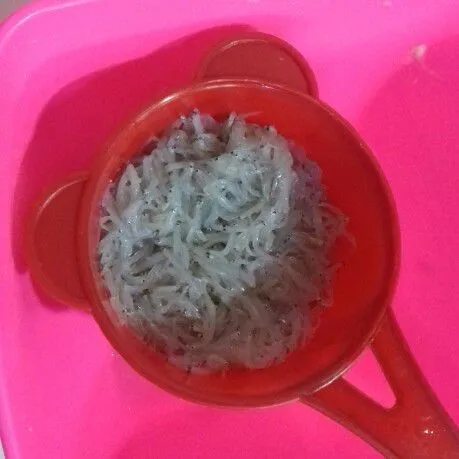 Cuci bersih teri nasi. Saring agar benar-benar tiris airnya.