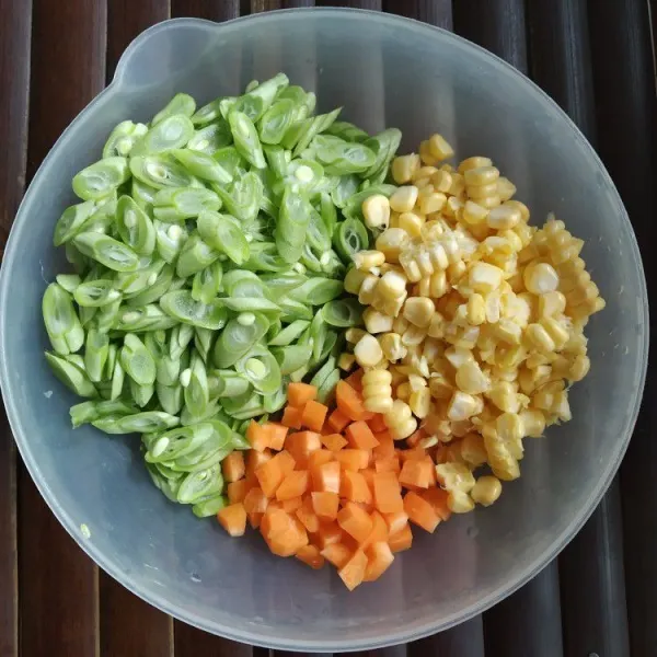Siapkan sayuran, potong-potong, dan cuci bersih