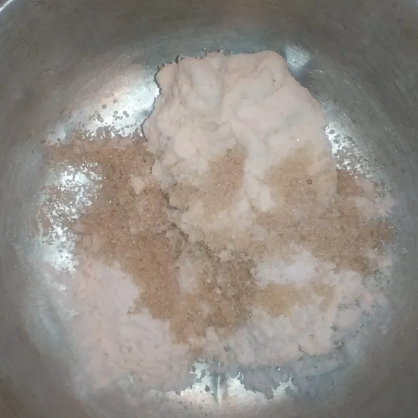 Campur semua bahan, singkong, kelapa parut, gula pasir, tepung kura kura, garam, lalu aduk hingga merata. Pisahkan sedikit kelapa parut lalu campur dengan garam dan gula.