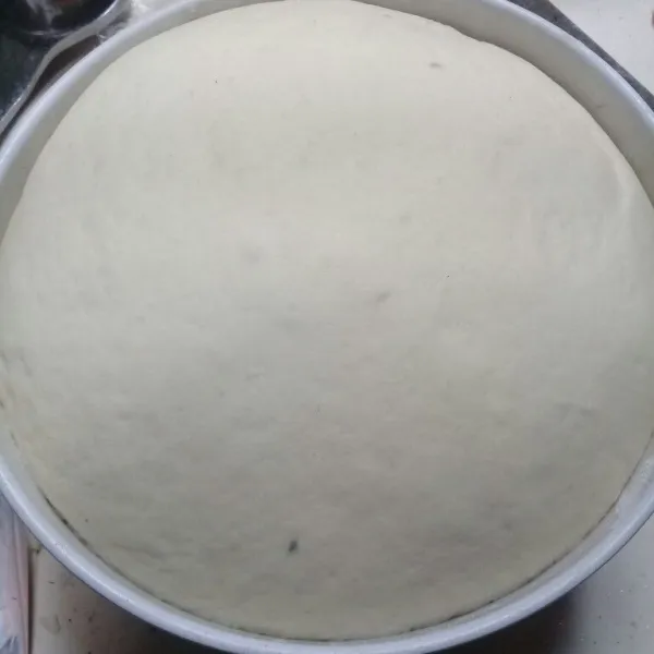 Setelah mengembang, lalu kempeskan adonan.