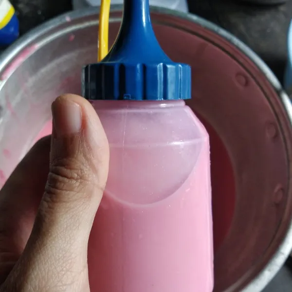 Bagi adonan menjadi 3 bagian. 600 ml untuk adonan putih. 400 ml adonan + 10 tetes pewarna untuk warna dasar. Sisa ay putih lainnya beri 10 tetes pewarna merah dan masukkan ke dalam botol kecap.