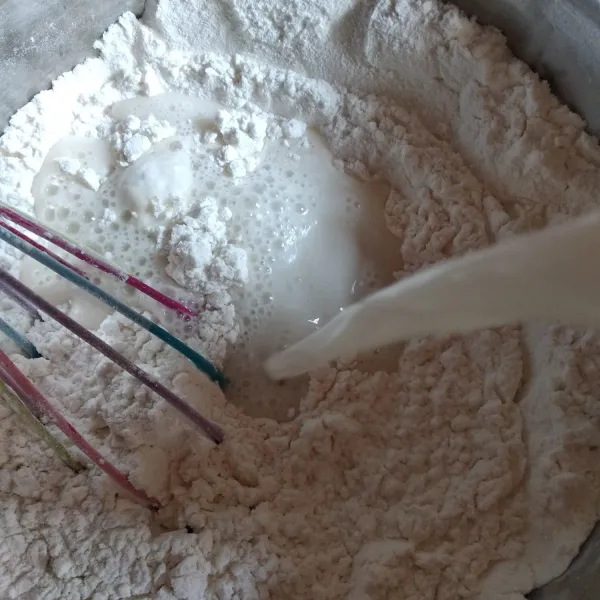 Setelah santan dingin, angkat daun pandan dan daun jeruk, kemudian tuang kedalam campuran tepung terigu, tepung tapioka dan garam. Aduk rata.