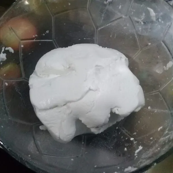 masukan air, uleni sampai kalis.