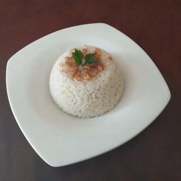 Nasi hainan siap disantap, taburi dengan bawang merah goreng bila suka