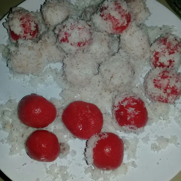 angkat gulingkan pada kelapa parut yang sudah dikukus, sajikan.