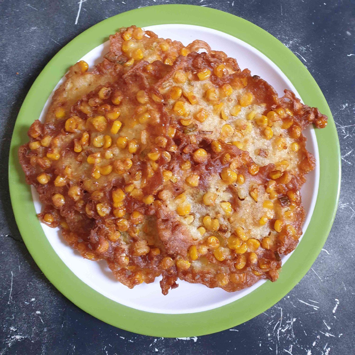 Penjual bakwan jagung sedang menggoreng di pasar Mojoroto