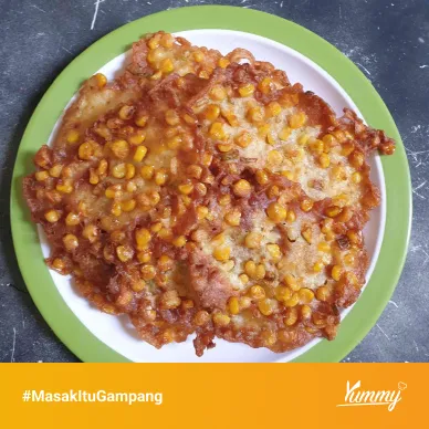 Penjual bakwan jagung sedang menggoreng di pasar Mojoroto
