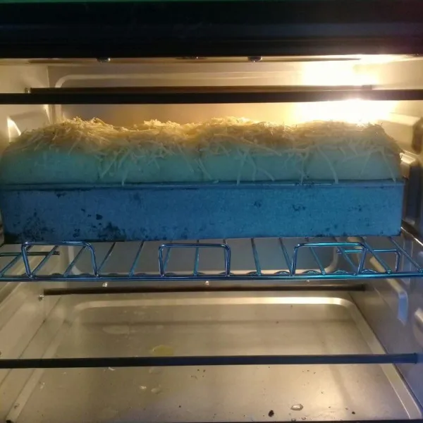 Panggang dengan suhu 200 derajat selama 25 menit, 10 menit api bawah 15 menit api atas bawah.