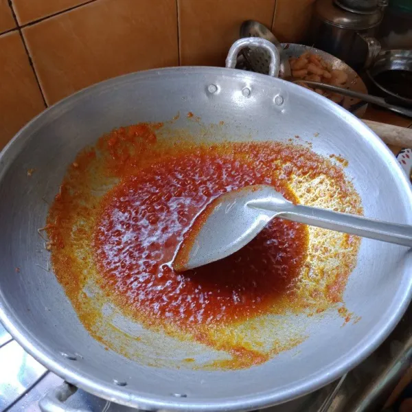 Tumis bumbu halus hingga harum, masukkan tomat, gula dan garam secukupnya, lalu koreksi rasa