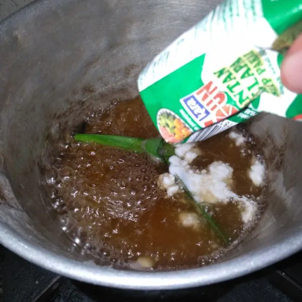 campur air gula pandan masak hingga mendidih. setelah mendidih tambahkan santan kara.