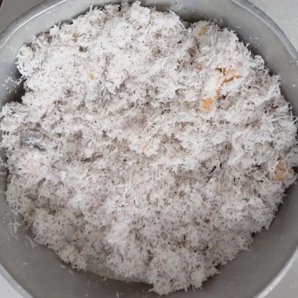 Kukus kelapa parut dengan garam selama kurang lebih 10 menit