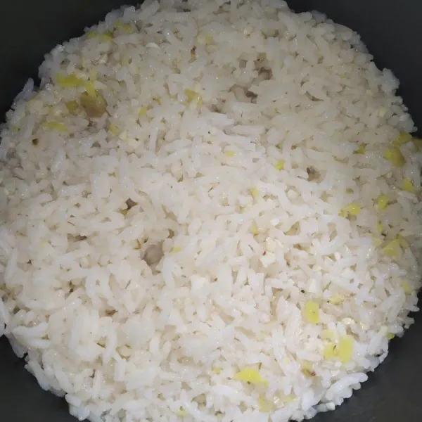 Ketika nasi matang, aduk-aduk supaya bumbu tercampur merata