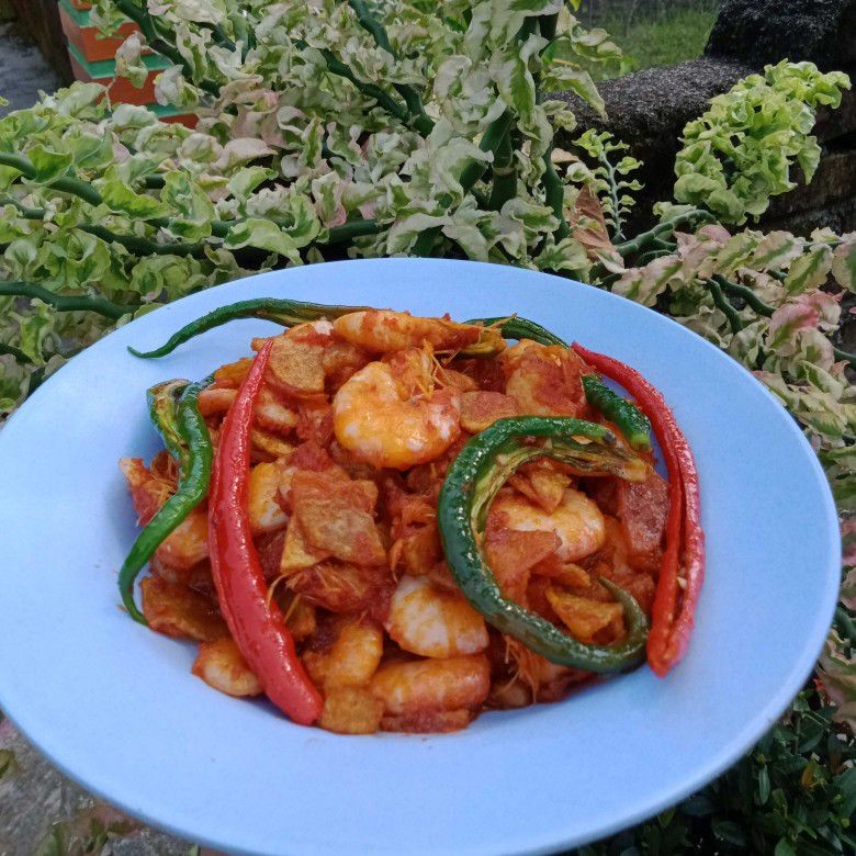 Kentang Udang Balado dalam piring keramik dengan sambal di sampingnya