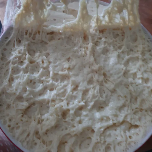 Setelah mengembang kayak digambar. Masukkan adonan ke plastik segitiga.