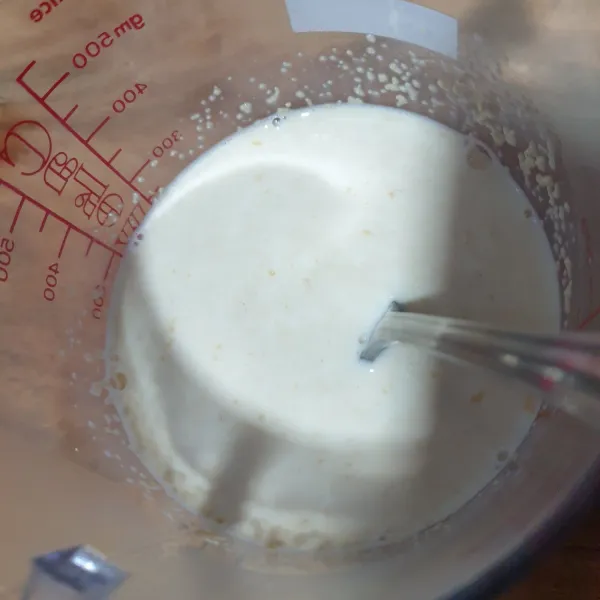 Campurkan susu, gula dan ragi. Aduk rata dan diamkan sampai mengembang/ ragi aktif.