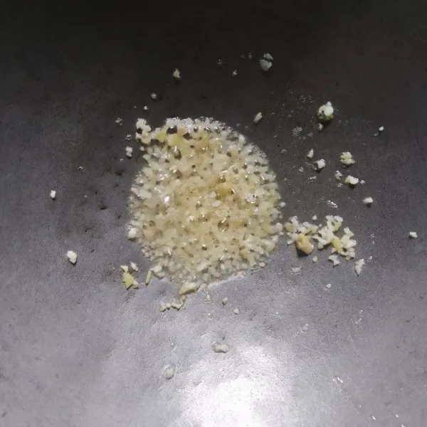 Panaskan sedikit minyak, tumis bawang butih dan jahe hingga harum
