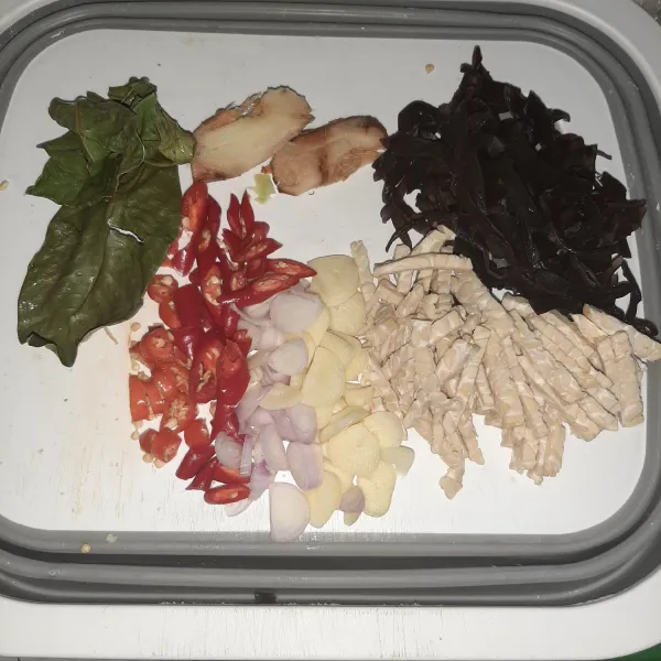 Siapkan bahan lainnya (jamur kuping potong korek, tempe potong korek, cabai potong tipis, bawang merah dan putih diiris tipis. Lengkuas digeprek dan daun salam diremas).