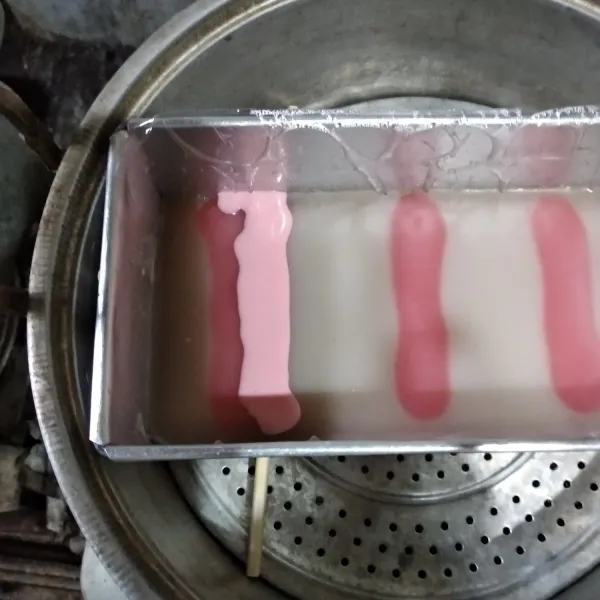 Selanjutnya tuang adonan merah di dalam botol kecap, buat garis2. Kukus 5 menit. Tuang 1 sendok sayur adonan putih, kukus 3 menit. Tuang adonan merah di sisi kiri adonan merah sebelumnya kukus 5 menit, tuang adonan putih, kukus 3 menit. Jika motif sudah  berdekatan lakukan menuang adonan merah ke arah sebaliknya. Tuang adonan hingga membentuk motif.