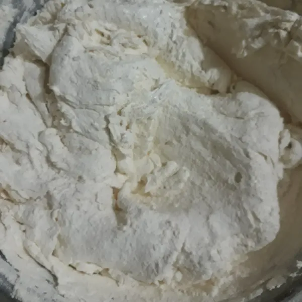 Masukkan tepung terigu dan susu bubuk lalu kocok lagi hingga tercampur.