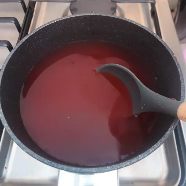 Buat agar² merah :
Masukkan agar² merah, air, gula dan sirup cocopandan, aduk rata.
Nyalakan api, masak sambil diaduk² sampai meletup². Matikan api.